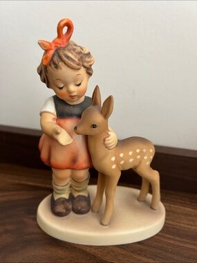 Goebel HUMMEL “Friends” Figurine Girl with Deer #136 W. Germany 5"